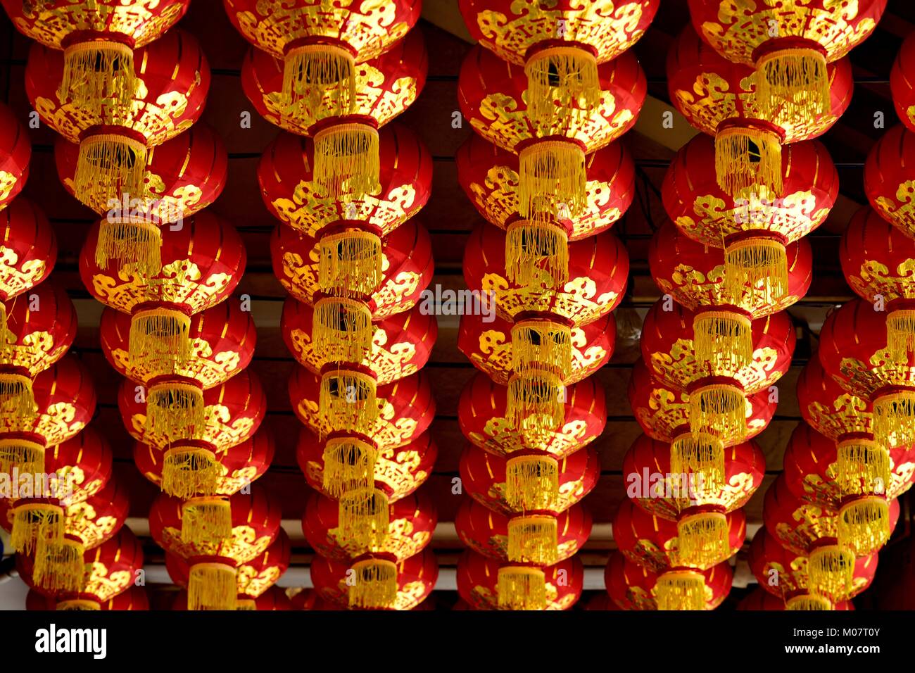 Righe del grassetto rosso e oro lanterne cinesi celebrano nuovo anno lunare cinese al di fuori di un tempio a Chinatown, Singapore Foto Stock