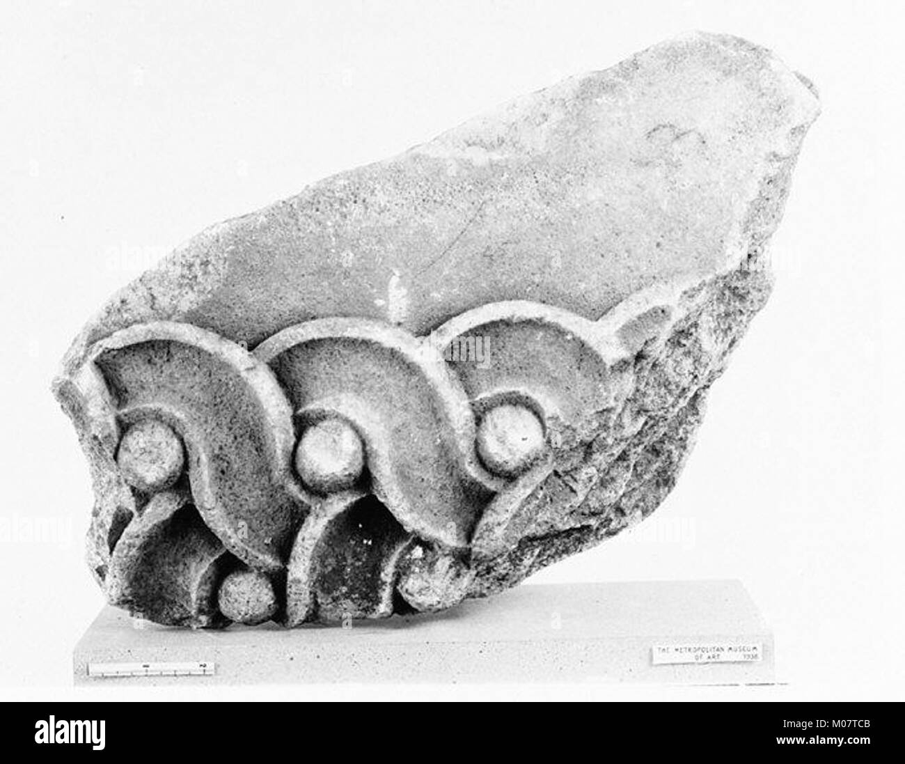 Questo frammento di marmo di una base di colonna ionica dal Tempio di Artemide a Sardi illustra l'antico design architettonico e l'artigianato greco. Foto Stock