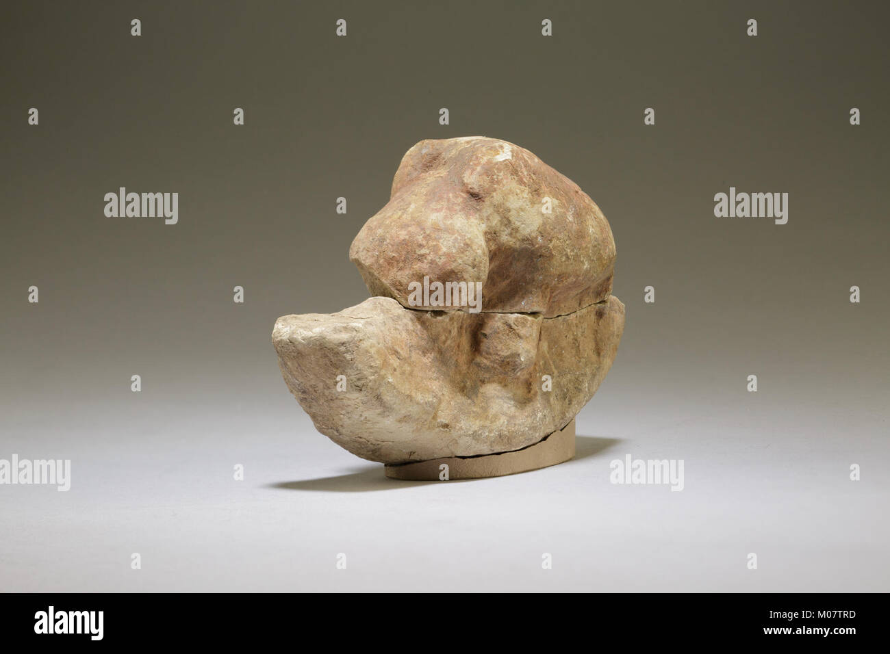 Questo modellino di barca in miniatura con ippopotamo raffigura l'antico artigianato, illustrando pratiche culturali, rappresentazioni simboliche e tecniche artistiche del periodo. Foto Stock