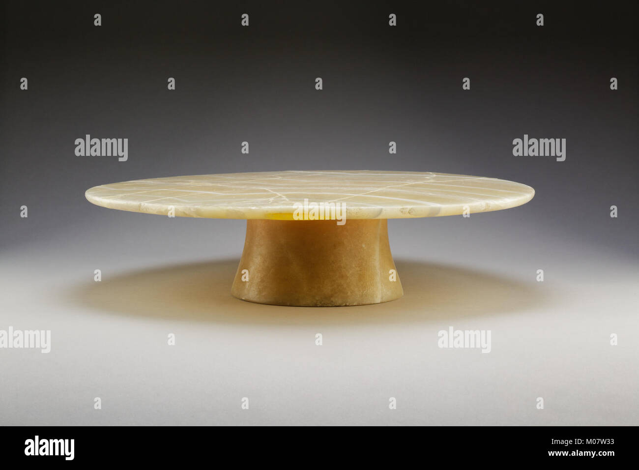 Questo tavolo basso mostra il design storico dei mobili, l'artigianato, l'uso funzionale e la conservazione come parte di una collezione museale. Foto Stock