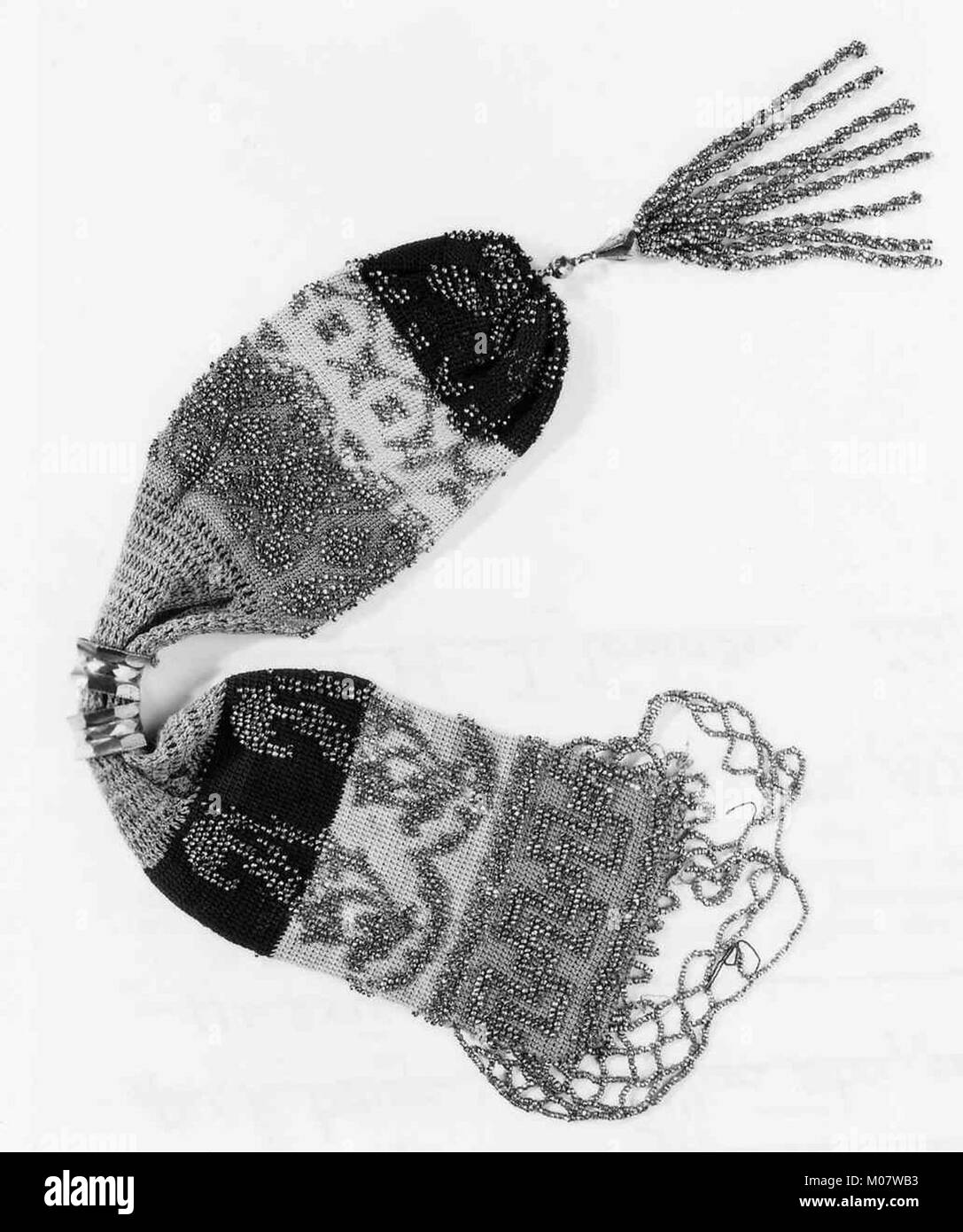 Questa borsa maligna del XVII secolo fu usata da individui ricchi per immagazzinare monete o oggetti di valore, esemplificando l'artigianato del periodo. Foto Stock