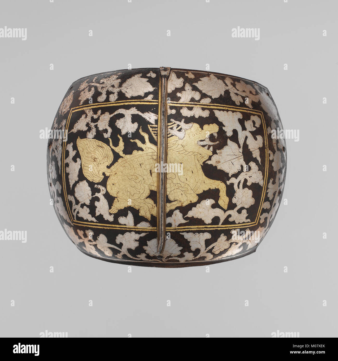 Questa armatura al ginocchio o alla spalla esemplifica l'equipaggiamento militare protettivo, la maestria artigianale e l'uso storico nella guerra. Foto Stock