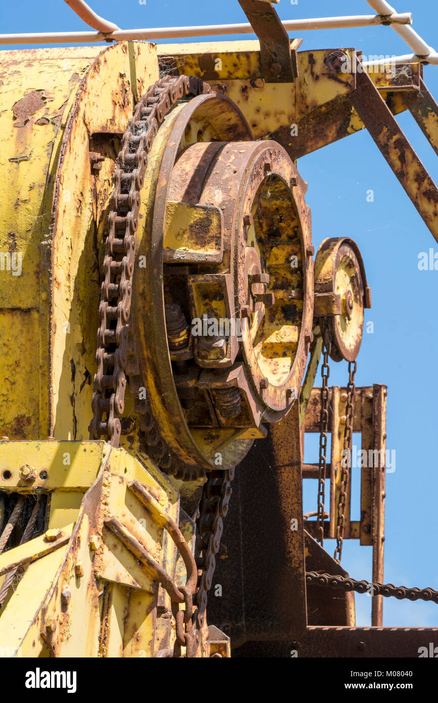 Texture astratte e forme: macchine di invecchiamento, completa con la formazione di ruggine e corrosione di vernice gialla, la formazione di bolle e corrosione con l'età. Foto Stock