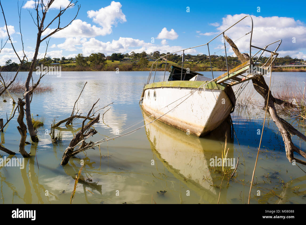 Murray Bridge, South Australia, Australia - 19 agosto 2017: legato ma affondata in disuso e deteriating imbarcazione a vela nel fiume Murray. Paesaggio o Foto Stock