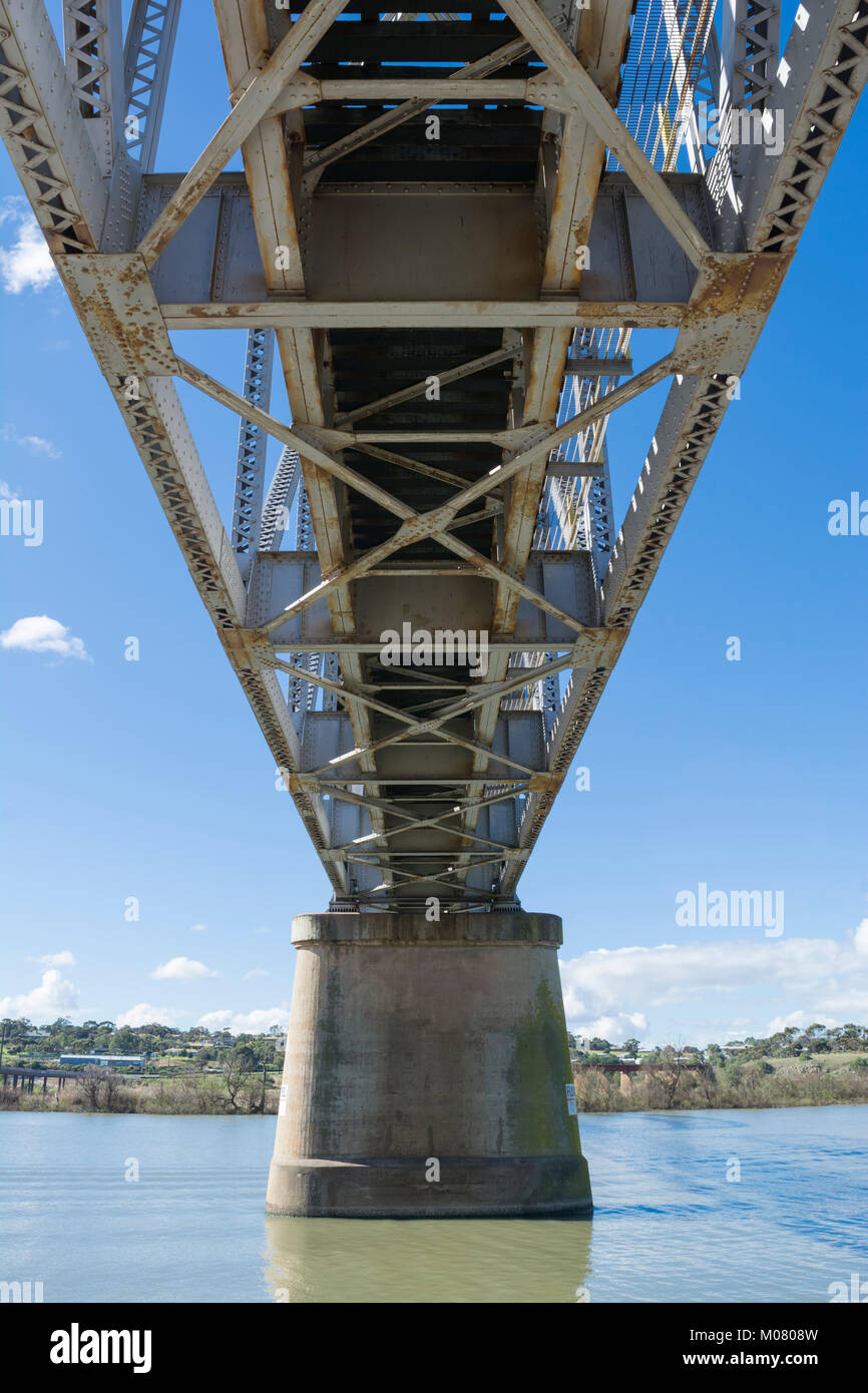 Murray Bridge, South Australia, Australia - 19 agosto 2017: sotto il metallo incorniciato ferrovia ponte che attraversa il fiume Murray a Murray Bridge, Sud Australia Foto Stock