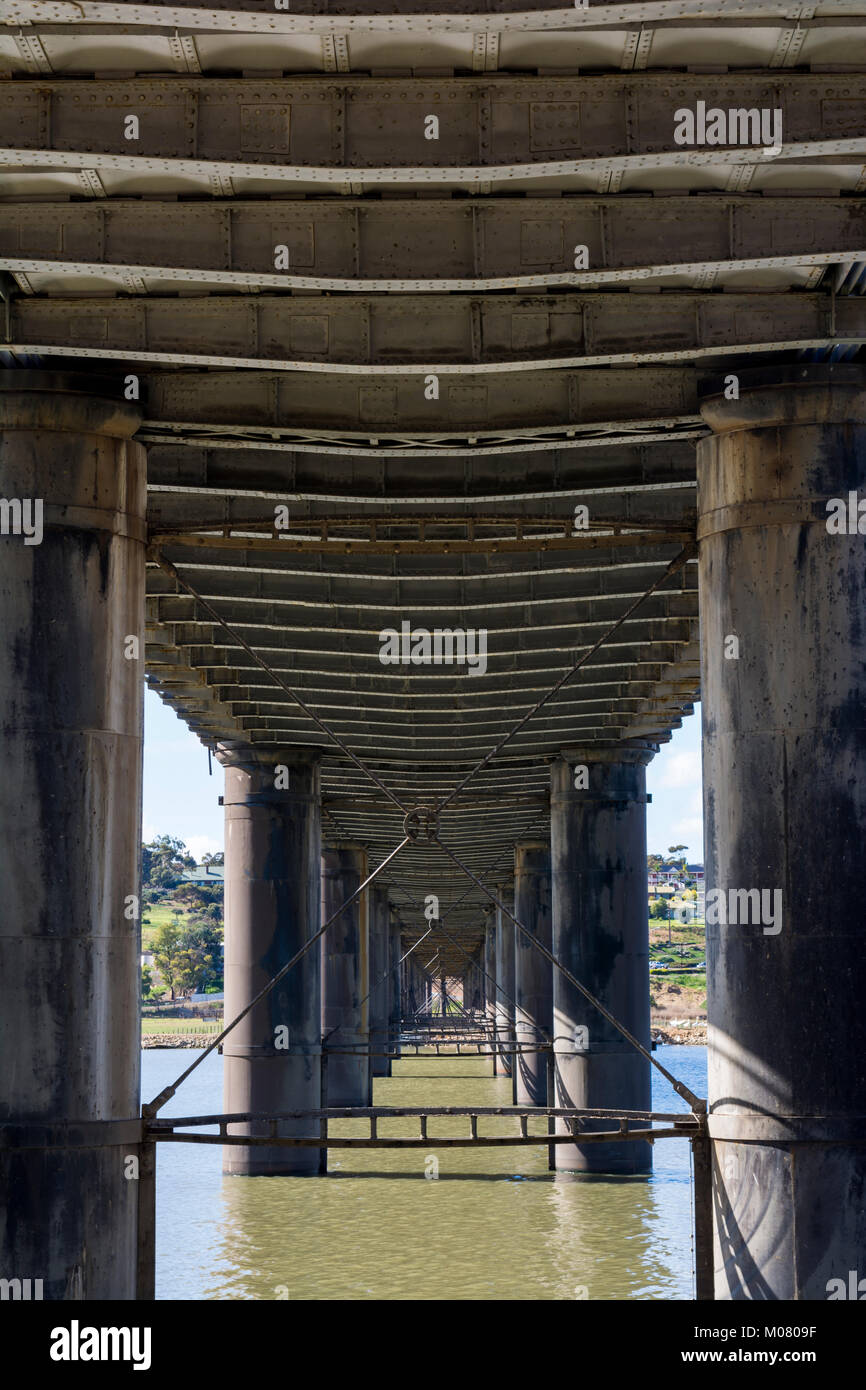 Murray Bridge, South Australia, Australia - 19 agosto 2017: sotto il cemento e metallo incorniciato strada ponte che attraversa il fiume Murray a Murray Bridge, Foto Stock