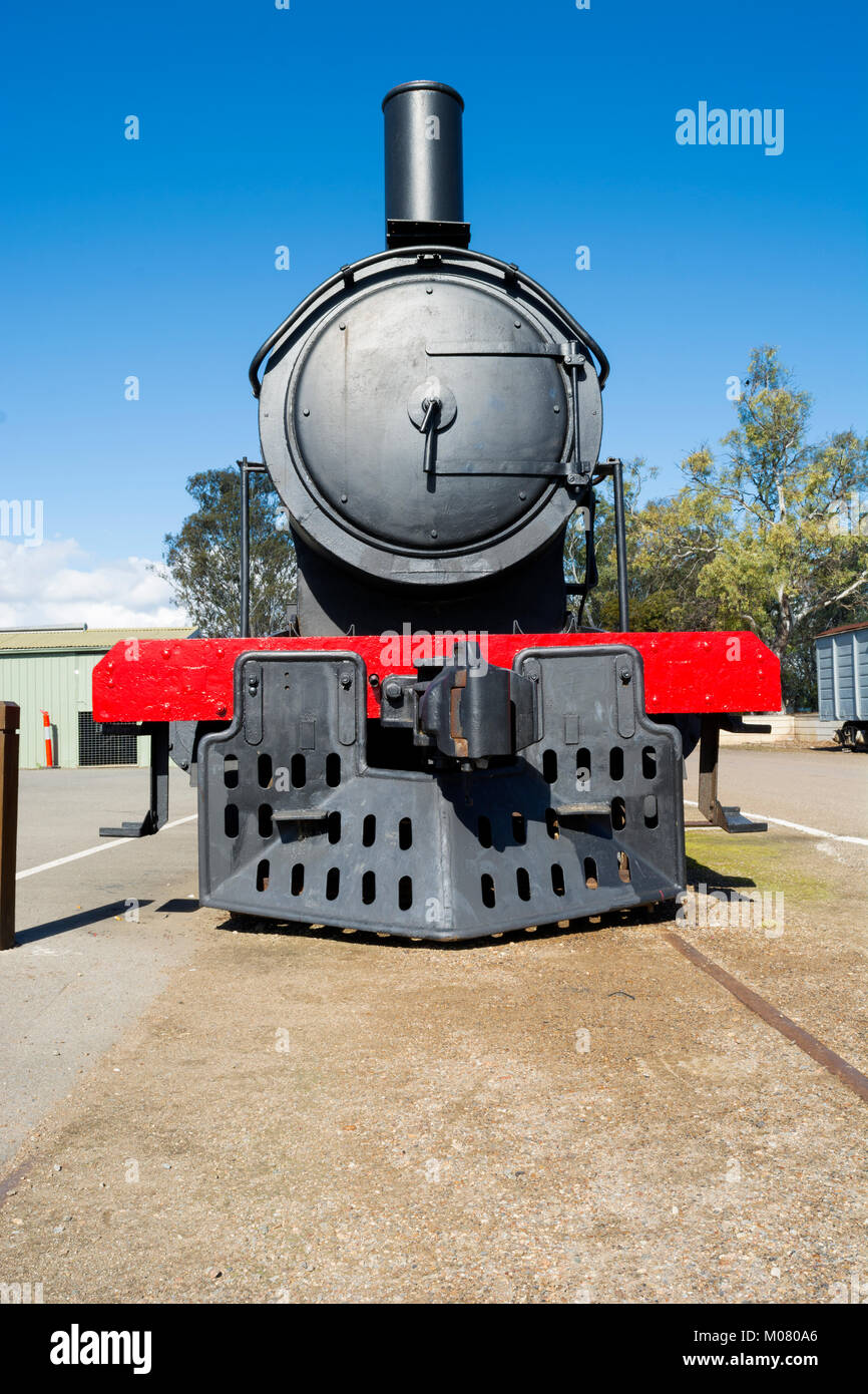 Murray Bridge, South Australia, Australia - 19 agosto 2017: smantellata vecchio treno a vapore di seduta sul fiume Murray wharf. Foto Stock