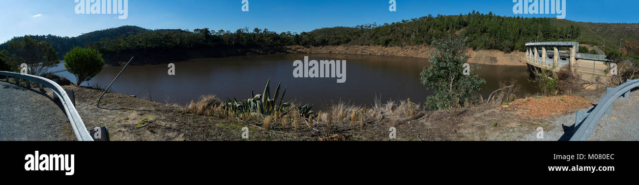 Kangarilla, South Australia, Australia: 13 Maggio 2017 - vista panoramica del monte Bold serbatoio, comprese la diga sulla destra, inaugurato nel 1938 e Foto Stock