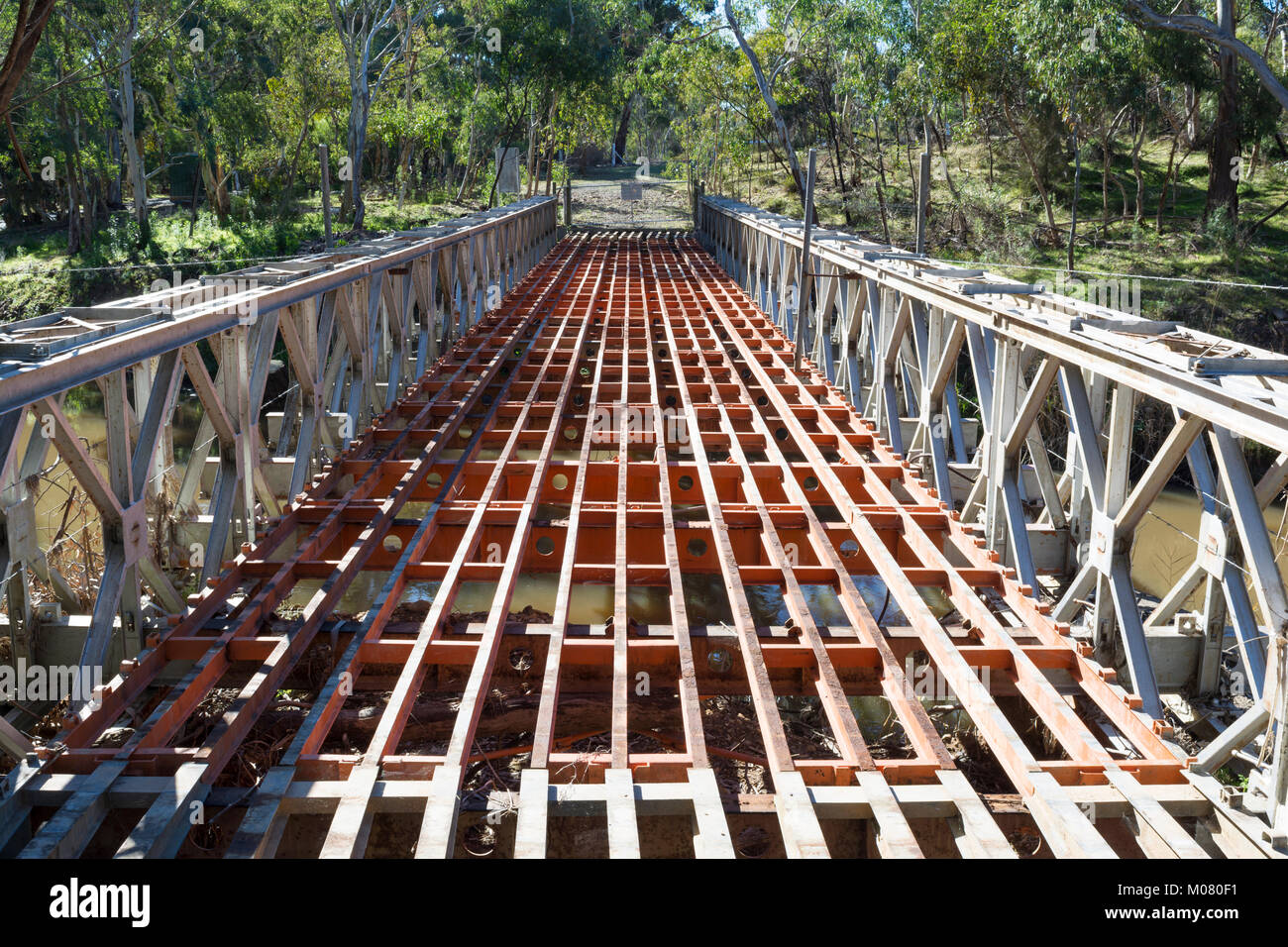 Kangarilla, South Australia, Australia: 1 luglio 2017 - Vecchie e in disuso parzialmente smantellata ponte che attraversa il fiume Onkaparinga sul Monte Bold Ro Foto Stock