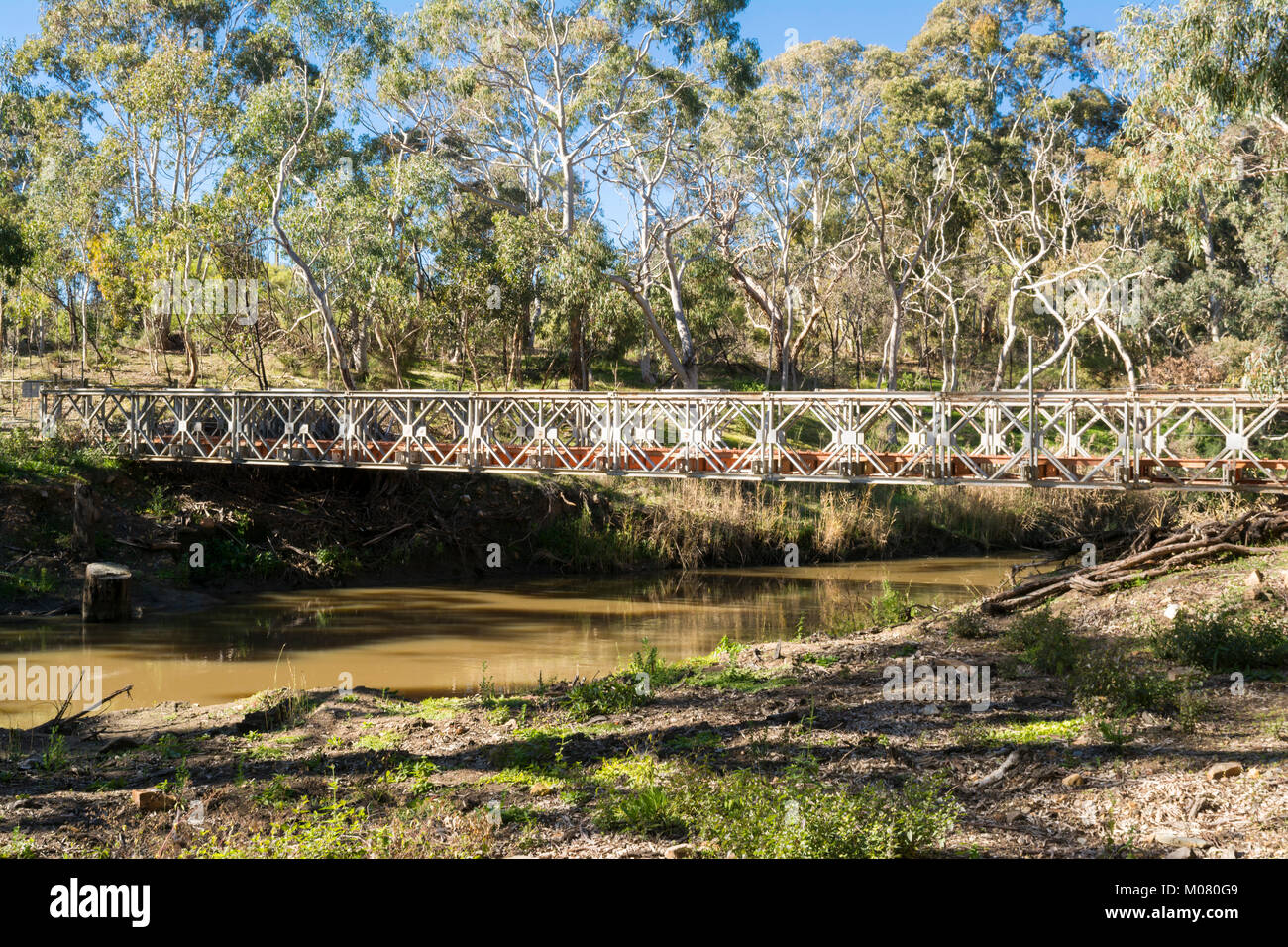 Kangarilla, South Australia, Australia: 1 luglio 2017 - Vecchie e in disuso parzialmente smantellata ponte che attraversa il fiume Onkaparinga sul Monte Bold strada n Foto Stock