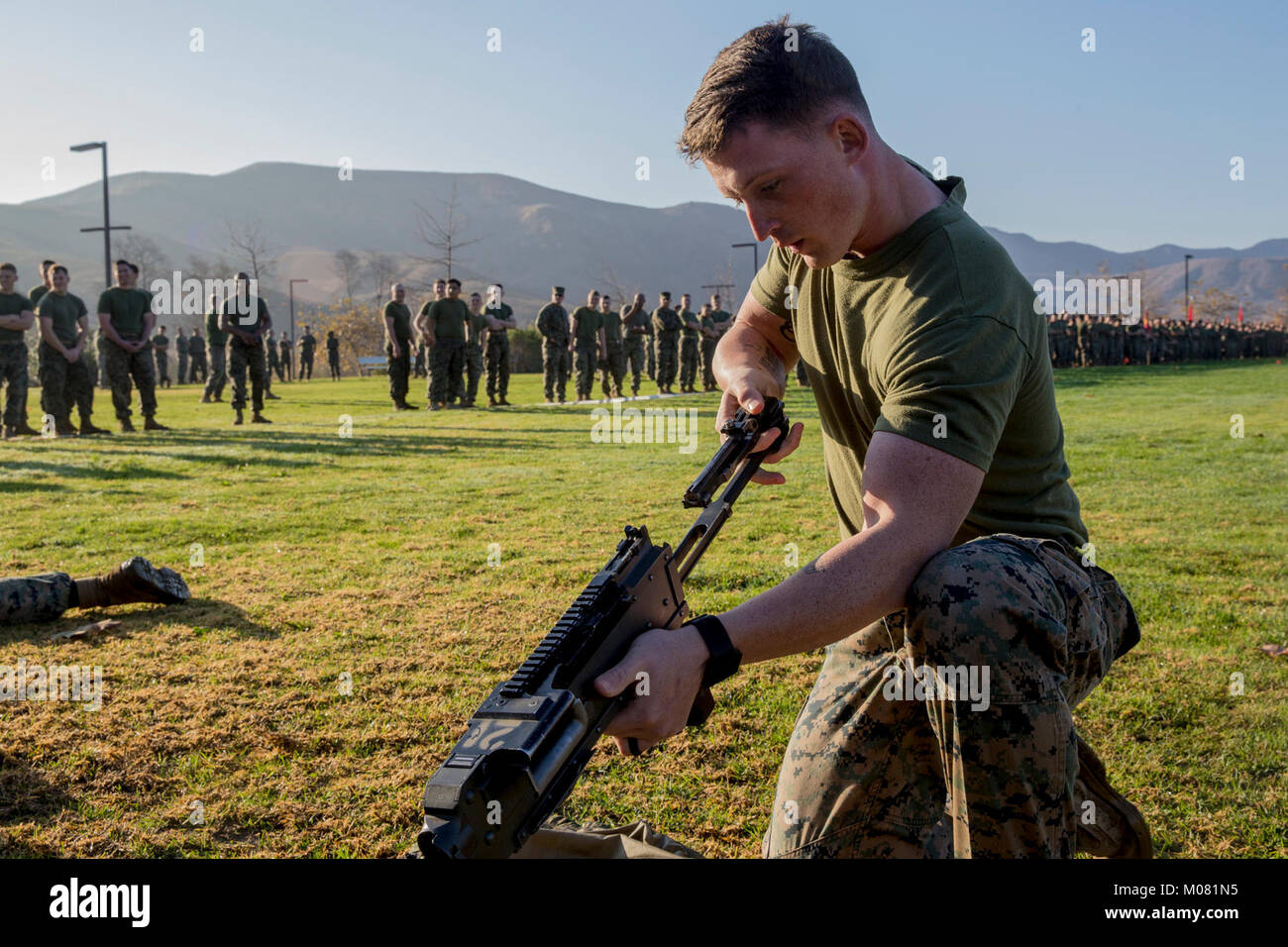 Un U.S. Marine con xi reggimento Marini, 1° Divisione Marine, assembla un M240 B mitragliatrice durante un campo di soddisfare al Marine Corps base Camp Pendleton, California, 11 gennaio 2018. Santa Barbara è onorata ogni anno in un'artiglieria santo patrono. (U.S. Marine Corps Foto Stock