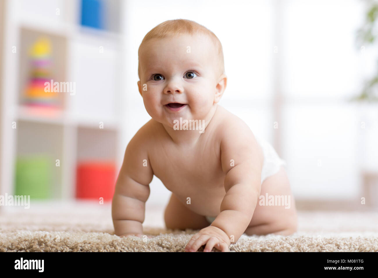 Piuttosto strisciando caucasian baby boy werared pannolino indoor Foto Stock