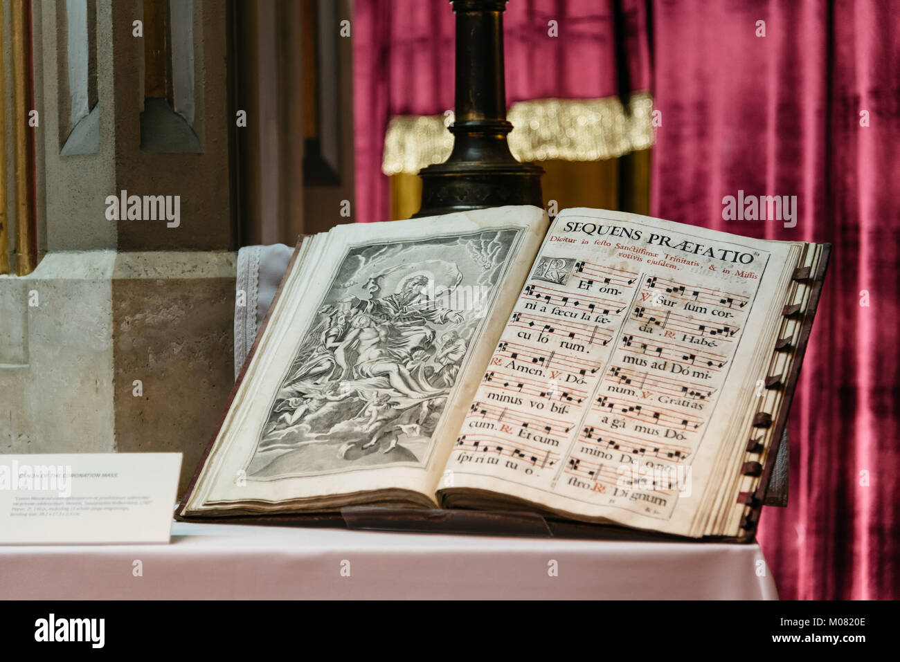 Budapest, Ungheria - 12 agosto 2017: vecchio libro con musica di fogli per la Canon per l incoronazione messa. È nel museo della chiesa di San Mattia a Buda Foto Stock