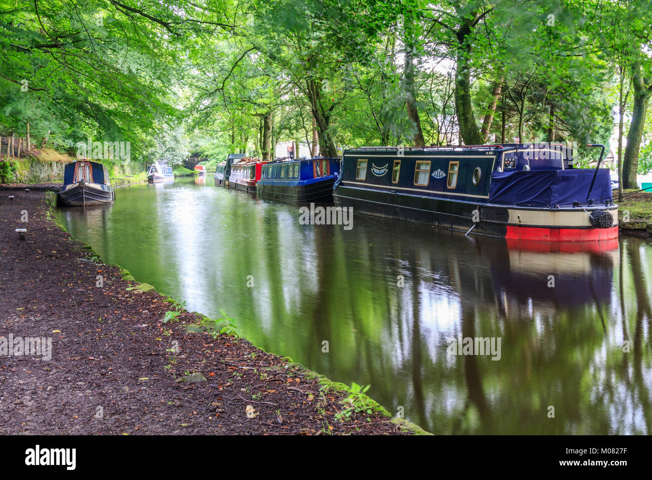 Narrowboats nel bacino del canale, Huddersfield Narrow Canal, Uppermill, Oldham Lancashire, Inghilterra, Regno Unito Regno Unito Foto Stock