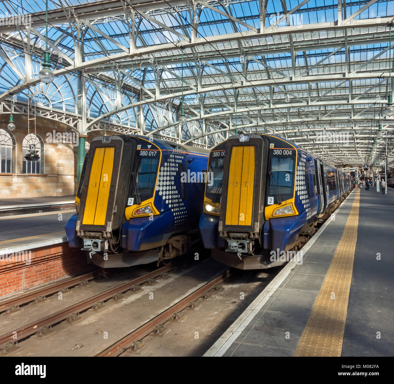 Classe Scotrail 380 elettrico unità multiple i treni a piattaforme nella Stazione Centrale di Glasgow Glasgow Scotland Regno Unito Foto Stock