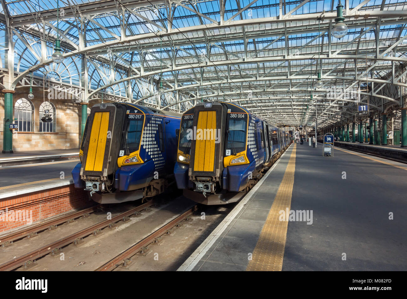 Classe Scotrail 380 elettrico unità multiple i treni a piattaforme nella Stazione Centrale di Glasgow Glasgow Scotland Regno Unito Foto Stock