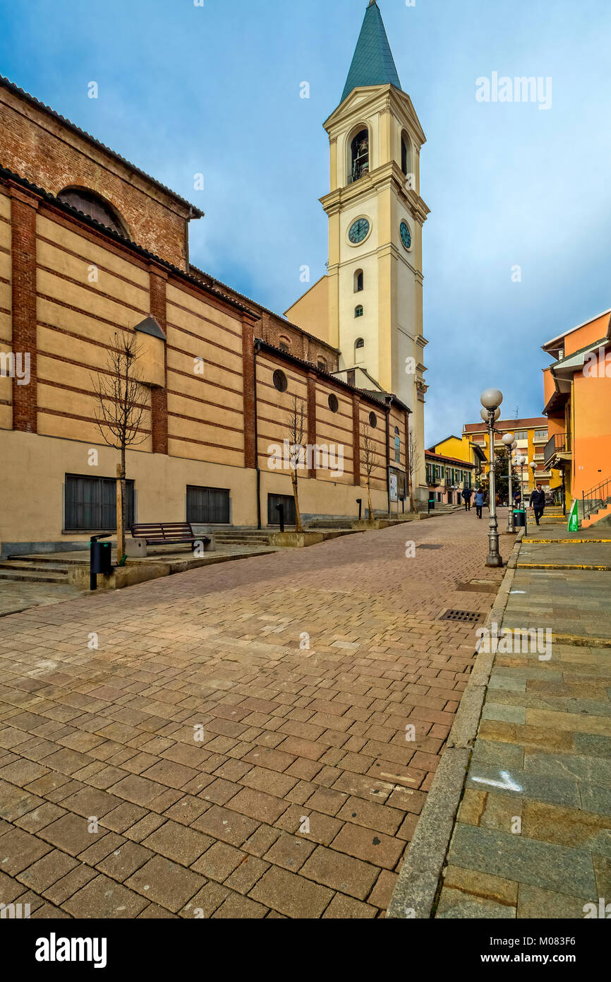 Italia Piemonte Settimo Torinese - Città vecchia torre campanaria della chiesa di San Pietro in Vincoli Foto Stock
