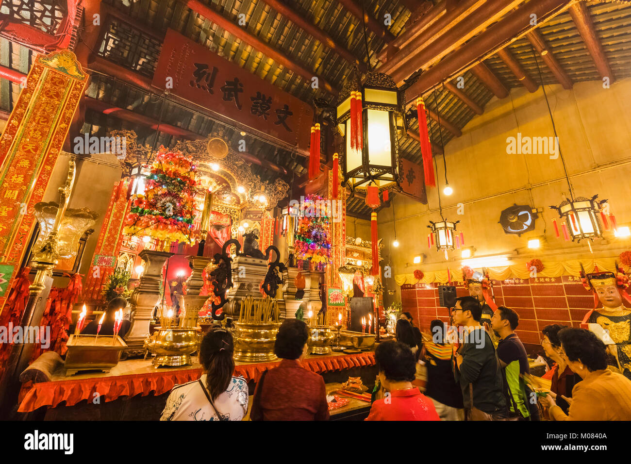 Cina, Hong Kong, centrale, Hollywood Road, il Tempio di Man Mo, adoratori di pregare Foto Stock