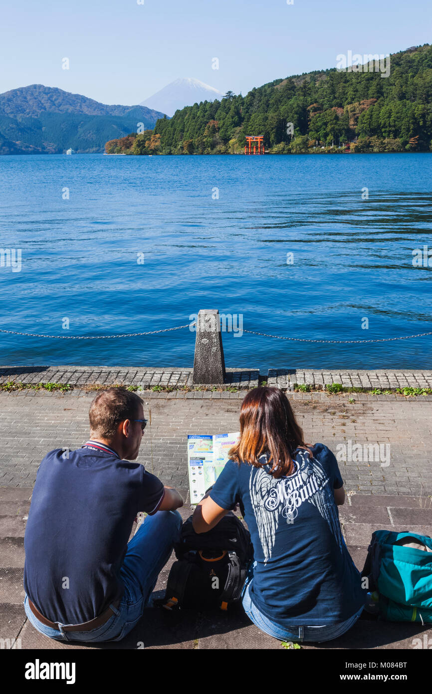 Giappone, Honshu, Fuji-Hakone-Izu National Park, Lago Ashinoko, europea del turismo giovane guardando alla mappa Foto Stock