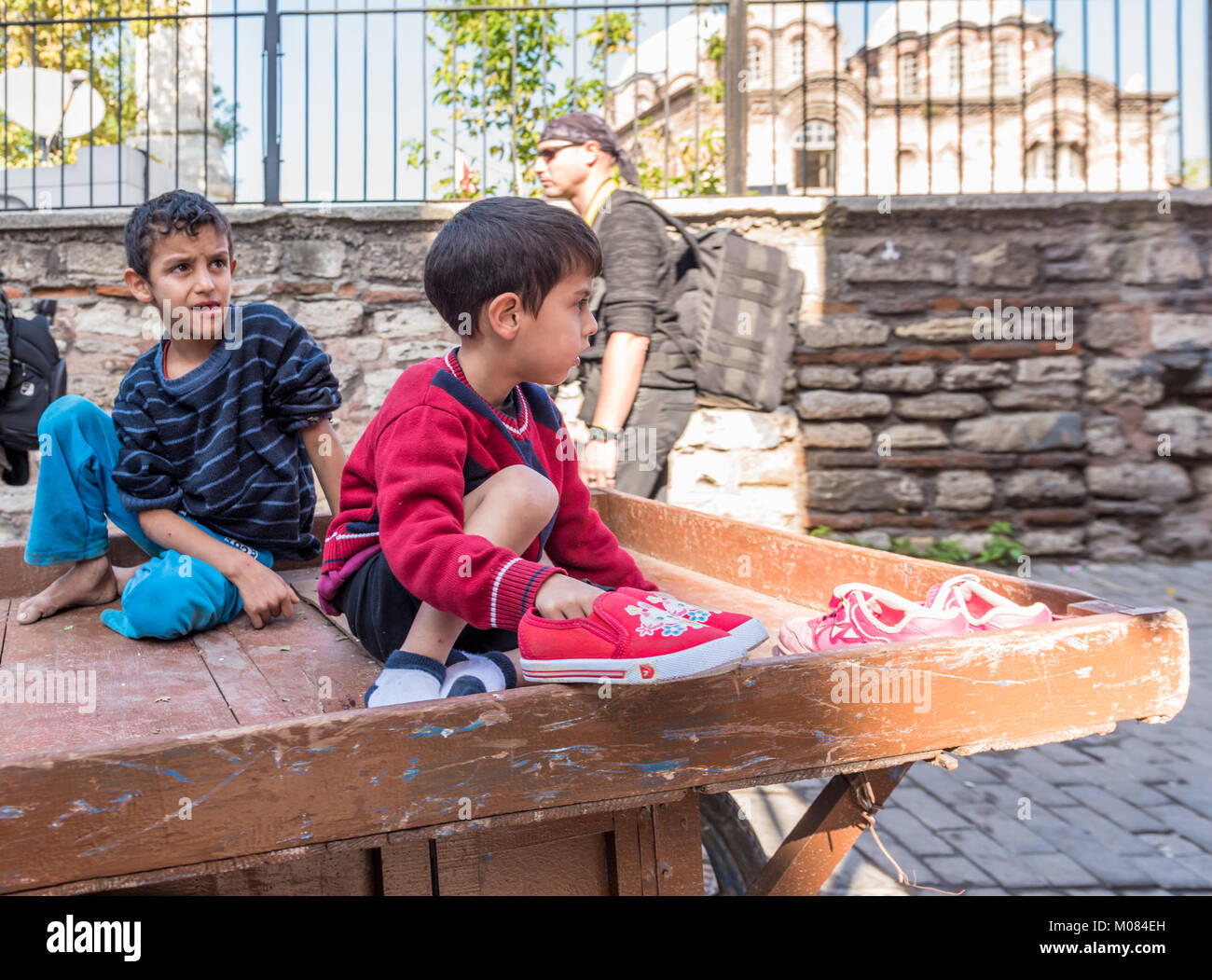 Unidentified bambini piccoli del trasporto su ruote in legno di auto junkman.Istanbul, Turchia.Il 15 Ottobre,2017 Foto Stock