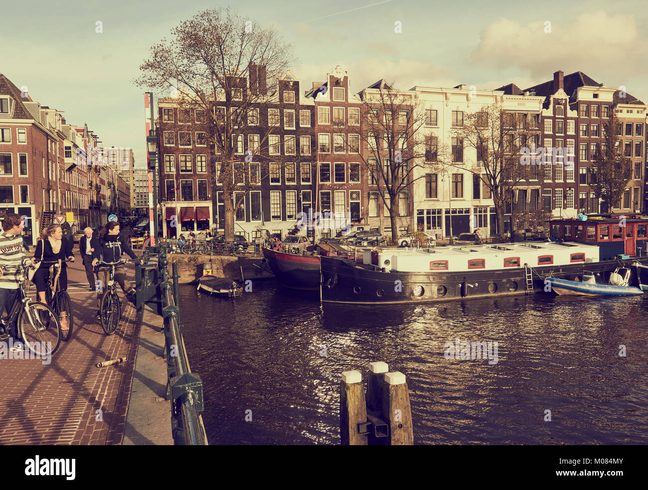 Case tipiche di rivestimento del fiume Amstel come si vede dal Magere Brug (skinny bridge) un pedone e bicicletta ponte a bilico, Amsterdam, Paesi Bassi Foto Stock