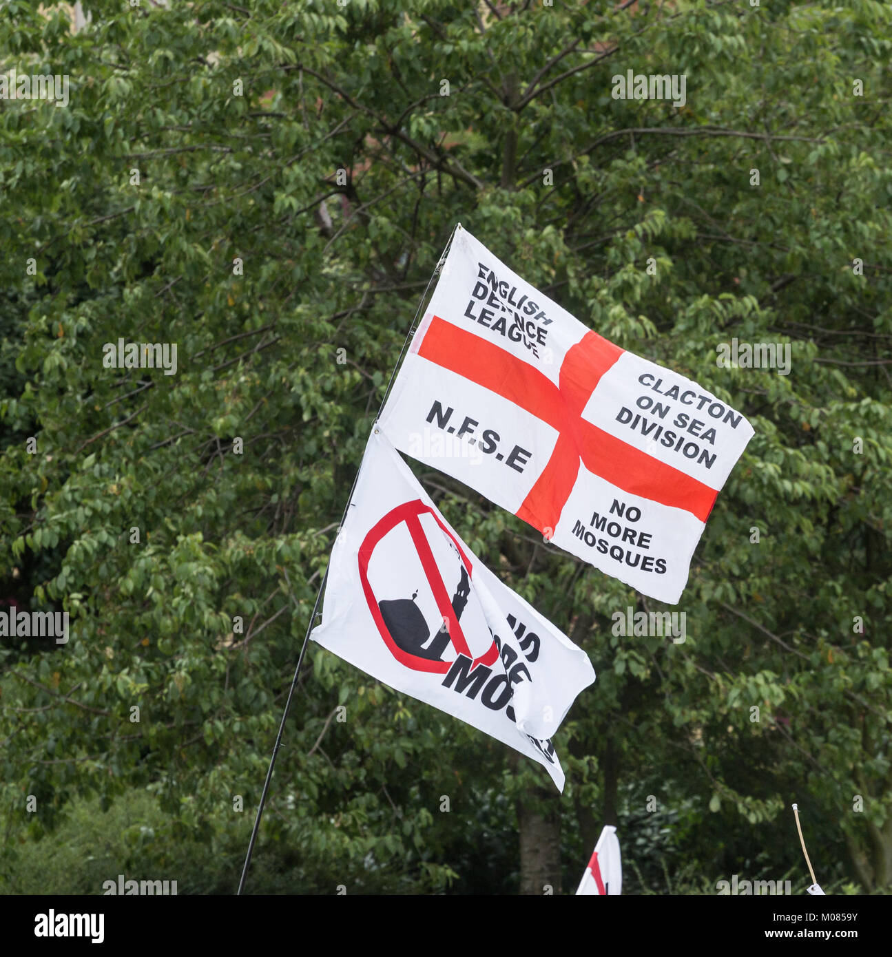 Non più moschee banner in difesa inglese league marzo a Middlesbrough, Inghilterra del nord est. Regno Unito Foto Stock