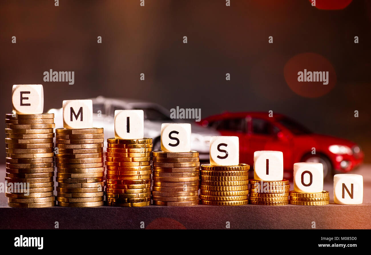 La parola "emissione" con le automobili in background Foto Stock