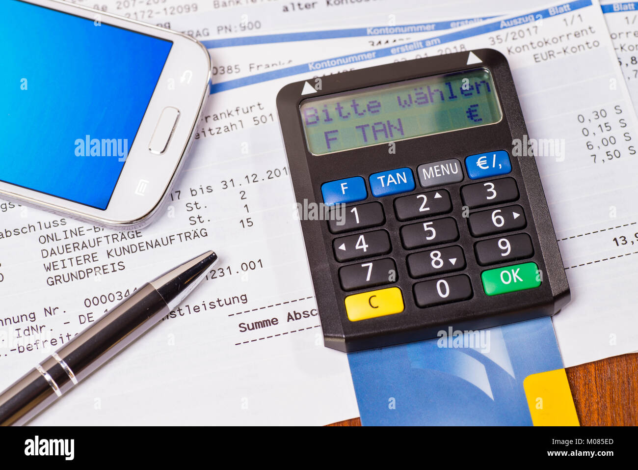 Tan generatore con controllo carta e dichiarazione del conto bancario Foto Stock
