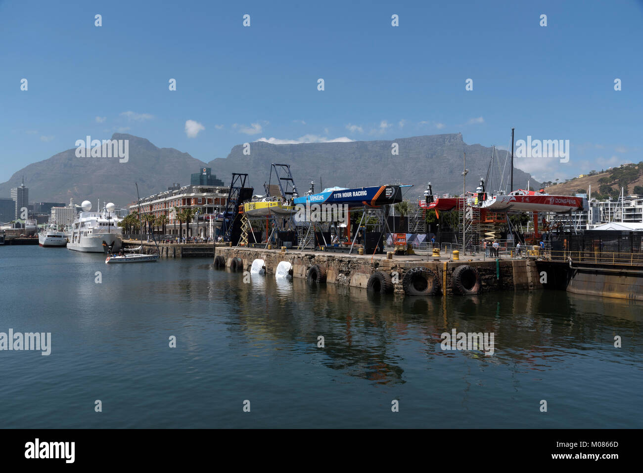 Cape Town Waterfront Sud Africa. Dicembre 2017. Volvo Ocean Race racing yachts su terra asciutta essendo predisposto per il racing. Foto Stock