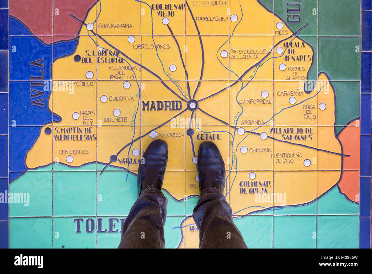 In piedi su una ceramica mappa della Spagna sul terreno, vicino a zona di Madrid Foto Stock