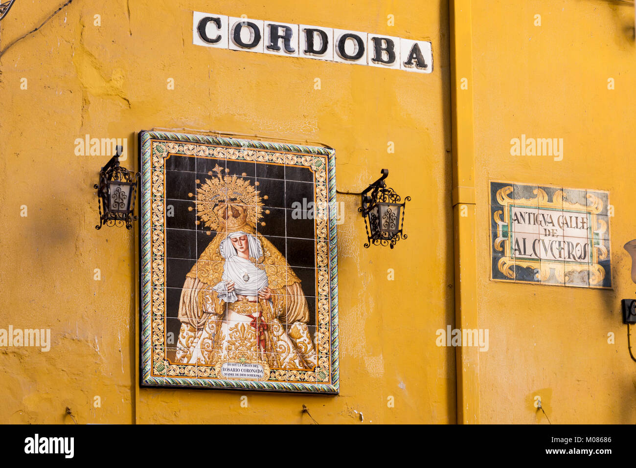 Vergine Maria su piastrelle di ceramica per le strade di Siviglia, in Andalusia, Spagna Foto Stock