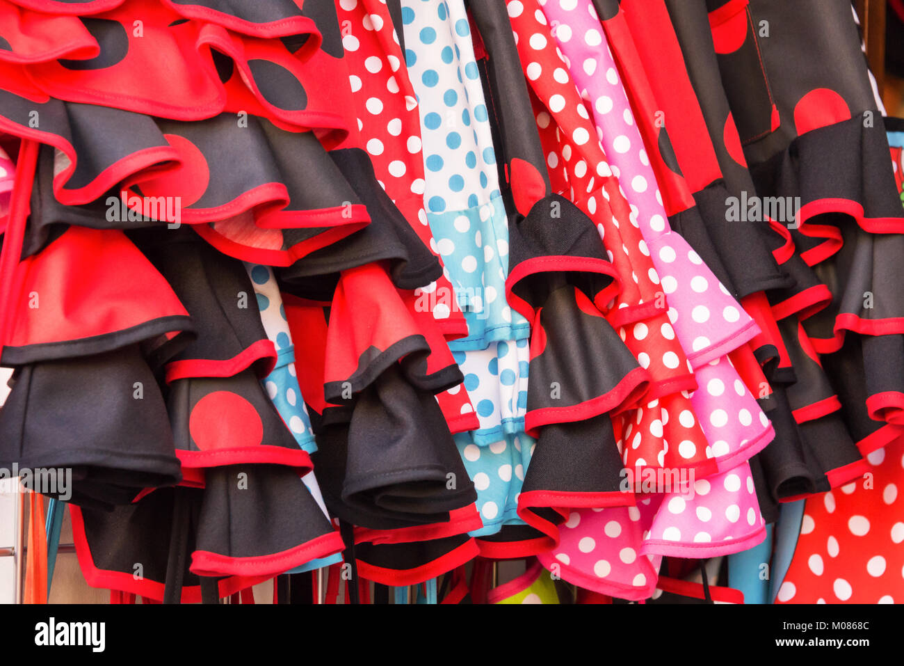 Sfondo di rosso e nero abiti di flamenco a Siviglia, in Andalusia, Spagna Foto Stock