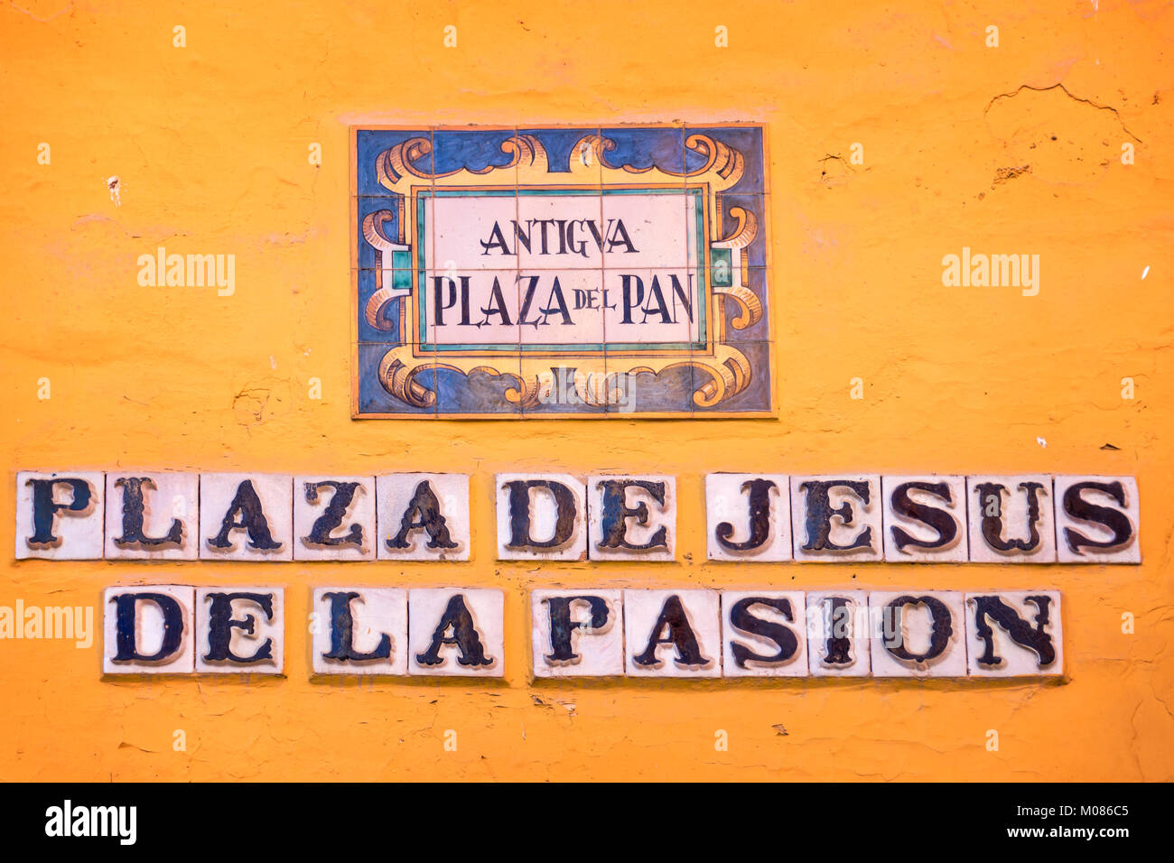 Il nome della strada su piastrelle ceramiche in Sevilla, Andalusia, Spagna Foto Stock