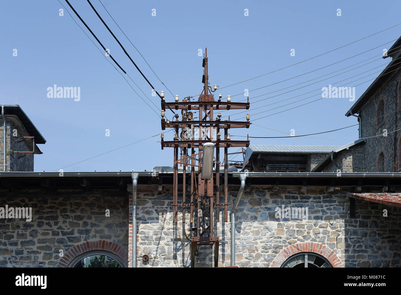 Vecchio abbandonato e inutile edificio in fabbrica, l'installazione elettrica in corrispondenza di una fabbrica abbandonata Foto Stock