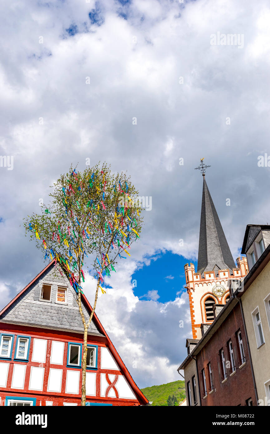 Street view con romantiche case e maypole di Bacharach / Reno. Renania Palatinato. Germania. Foto Stock
