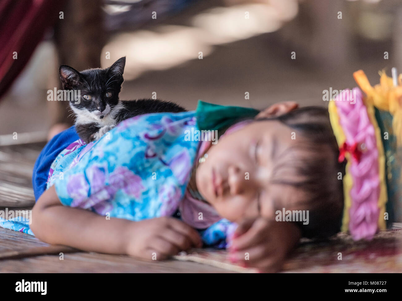 Ritratto di un collo lungo il tribale ragazza dorme nel suo villaggio, Thailandia Foto Stock