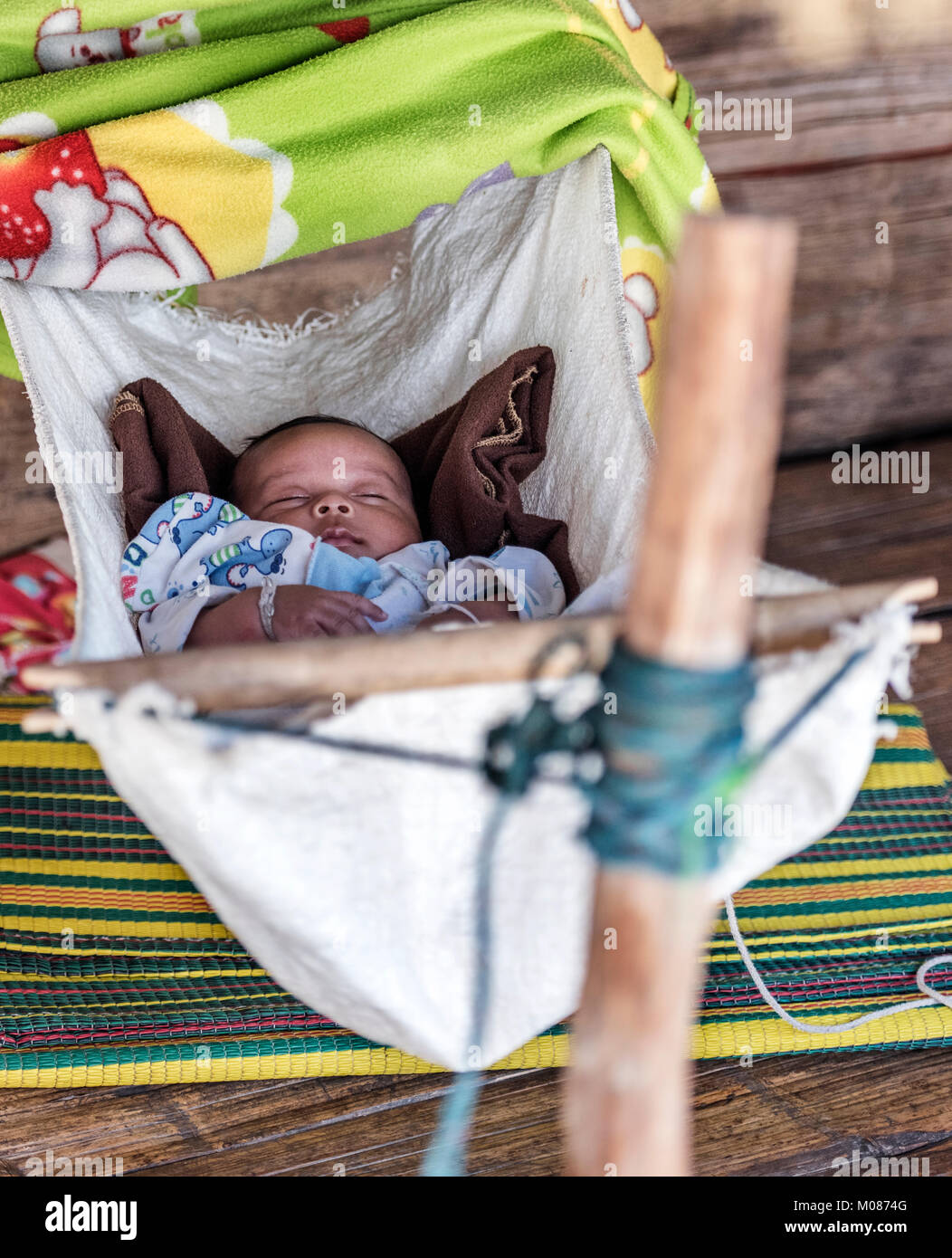 Piccolo bambino dorme in un sacchetto appeso, Chiang Mai, Thailandia Foto Stock