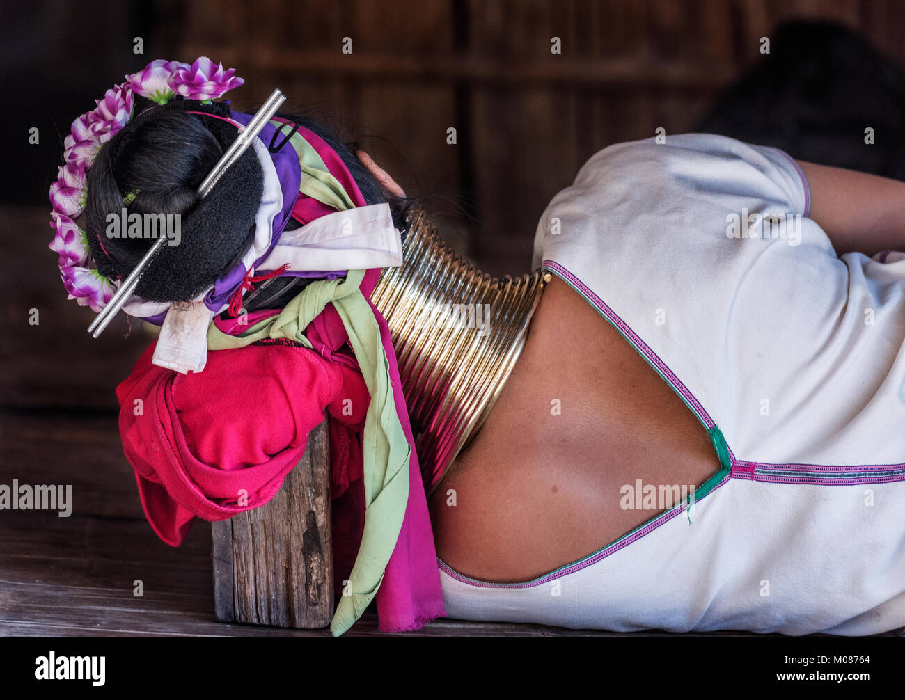 Lungo collo donna tribale dormire fuori casa sua, Chiang Mai, Thailandia Foto Stock