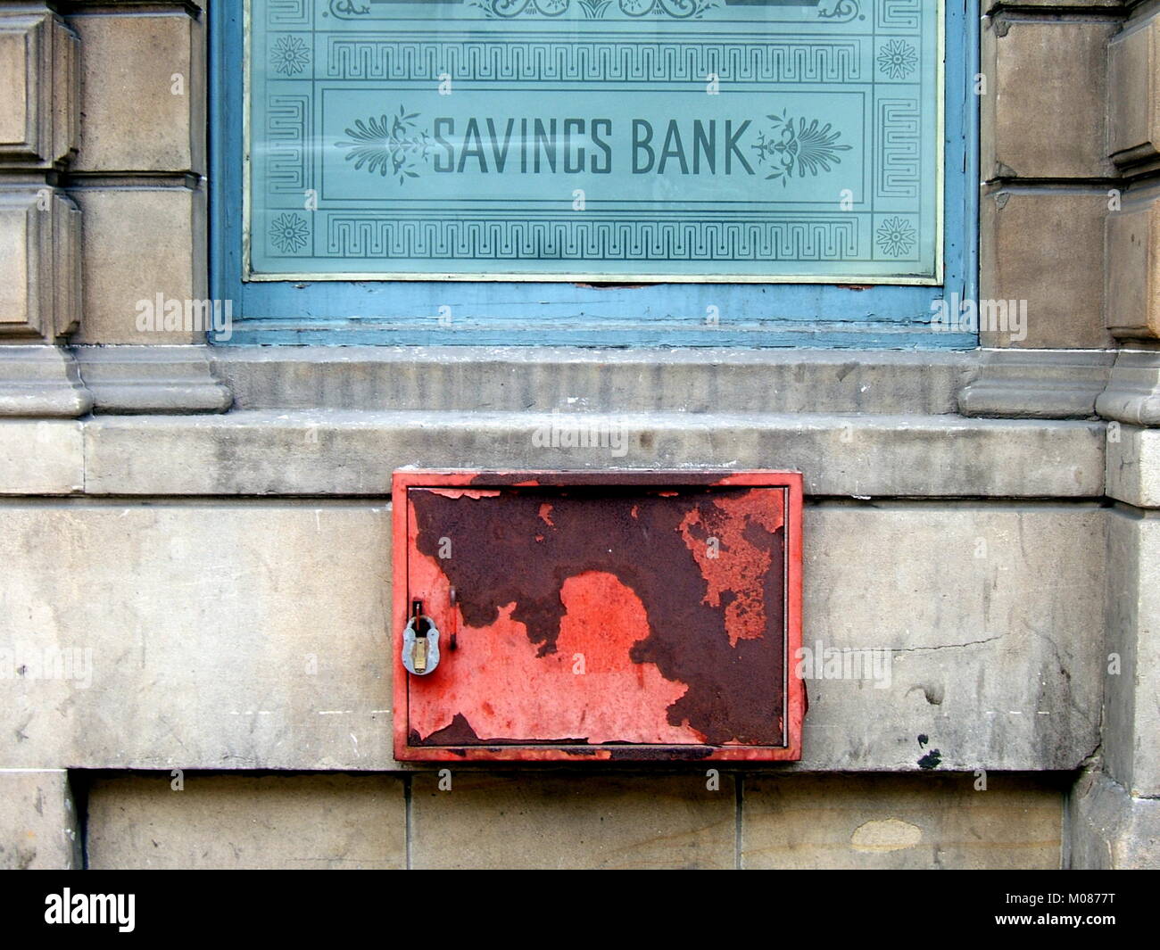 Fatiscente abbandonato funzionare giù il problema risparmio bancario attaccate con acido segno della finestra con la vernice si sfoglia bloccato cassaforte notturna al di sotto di problema finanziario commento Foto Stock