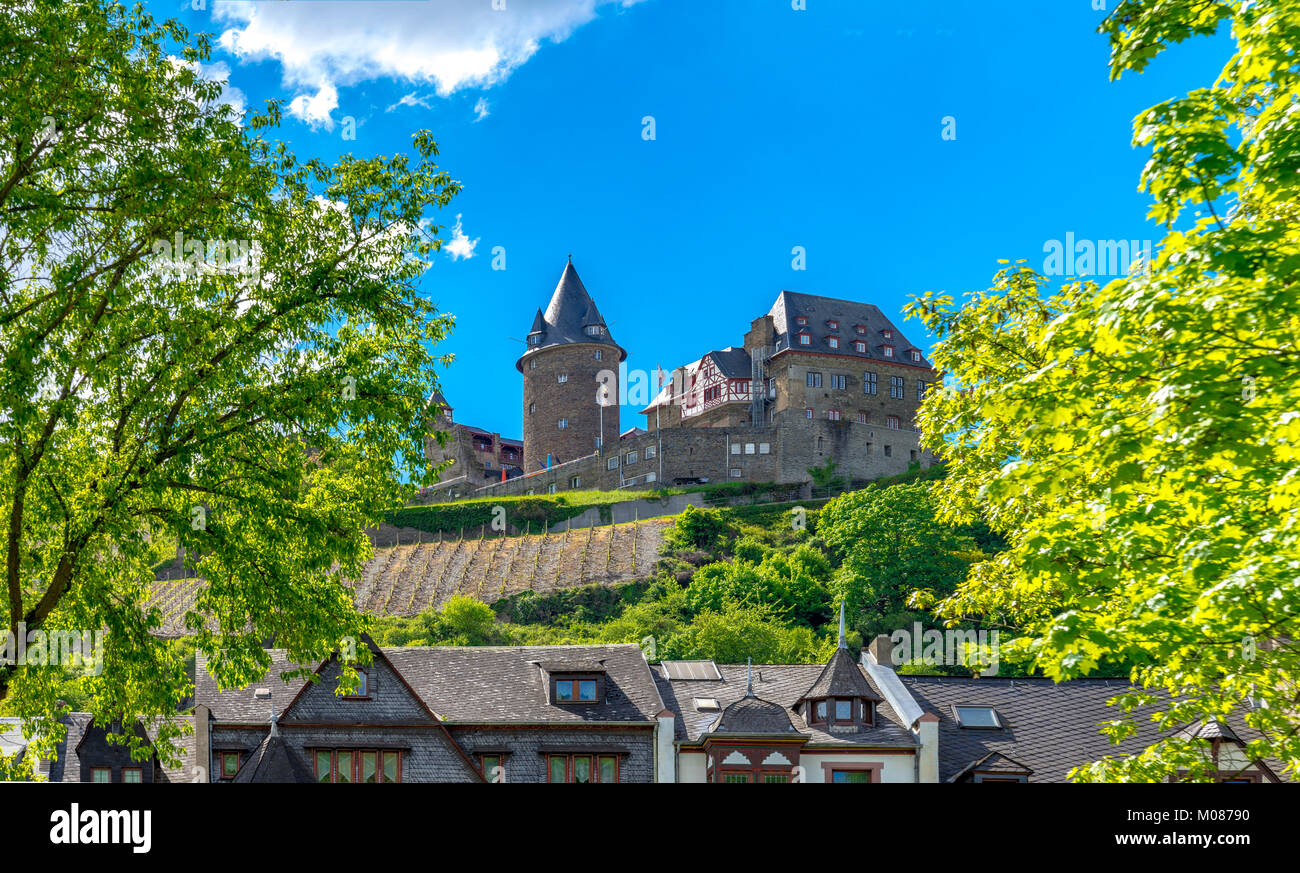 Street view con romantiche case di Bacharach / Reno e Castello Stahleck. Renania Palatinato. Germania. Foto Stock
