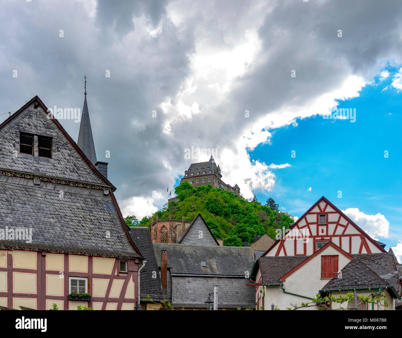 Street view con romantiche case di Bacharach / Reno e Castello Stahleck. Renania Palatinato. Germania. Foto Stock