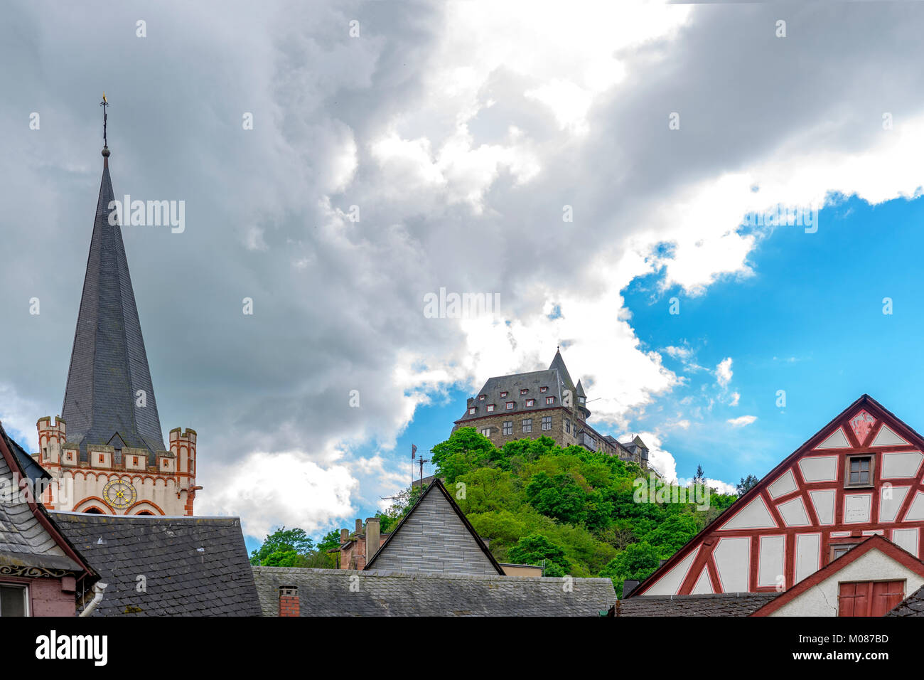 Street view con romantiche case di Bacharach / Reno e Castello Stahleck. Renania Palatinato. Germania. Foto Stock