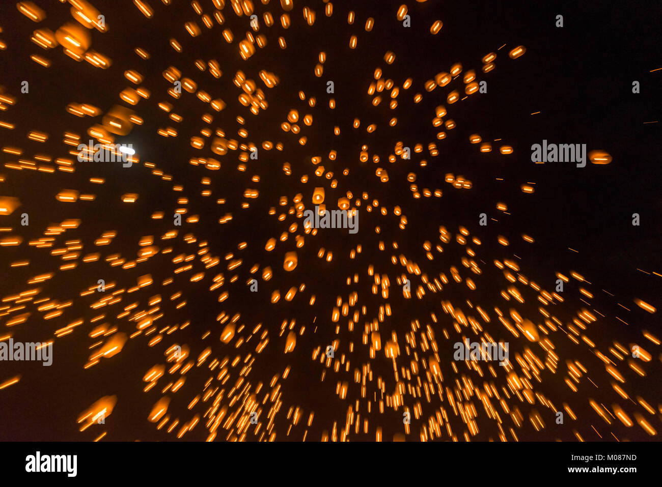 Lanterne rilasciato in cielo , Chiang Mai, Thailandia Foto Stock