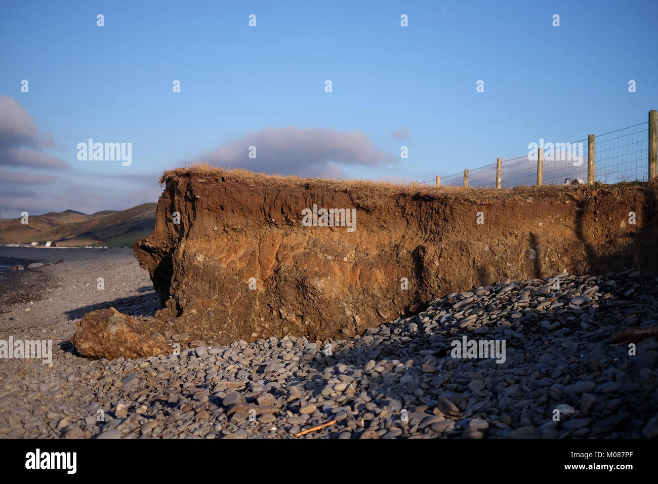 Erosione costiera sul Ceredigion costa di Cardigan Bay Foto Stock