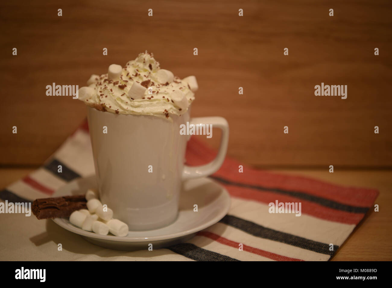 Il cibo e le bevande fotografia immagine di una fresca fatta in casa di cioccolata calda da bere in un bianco tazza o tazza con la panna montata e marshmallows su legno rustico Foto Stock Il cibo e le bevande fotografia immagine di una fresca fatta in casa di cioccolata calda da bere in un bianco tazza o tazza con la panna montata e marshmallows su legno rustico Foto Stock