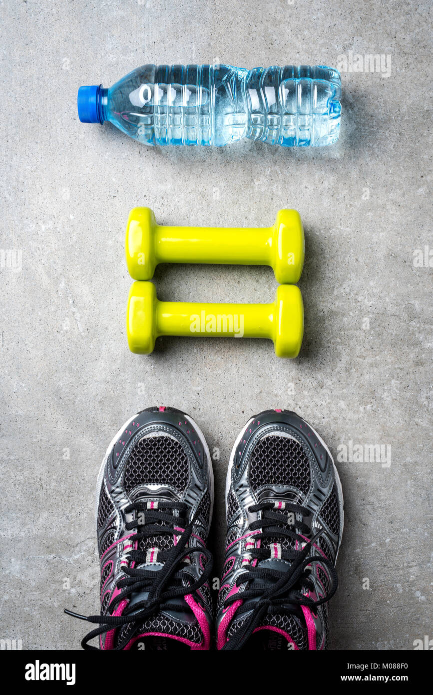 Accessori per lo sport su pietra grigia sullo sfondo Foto Stock