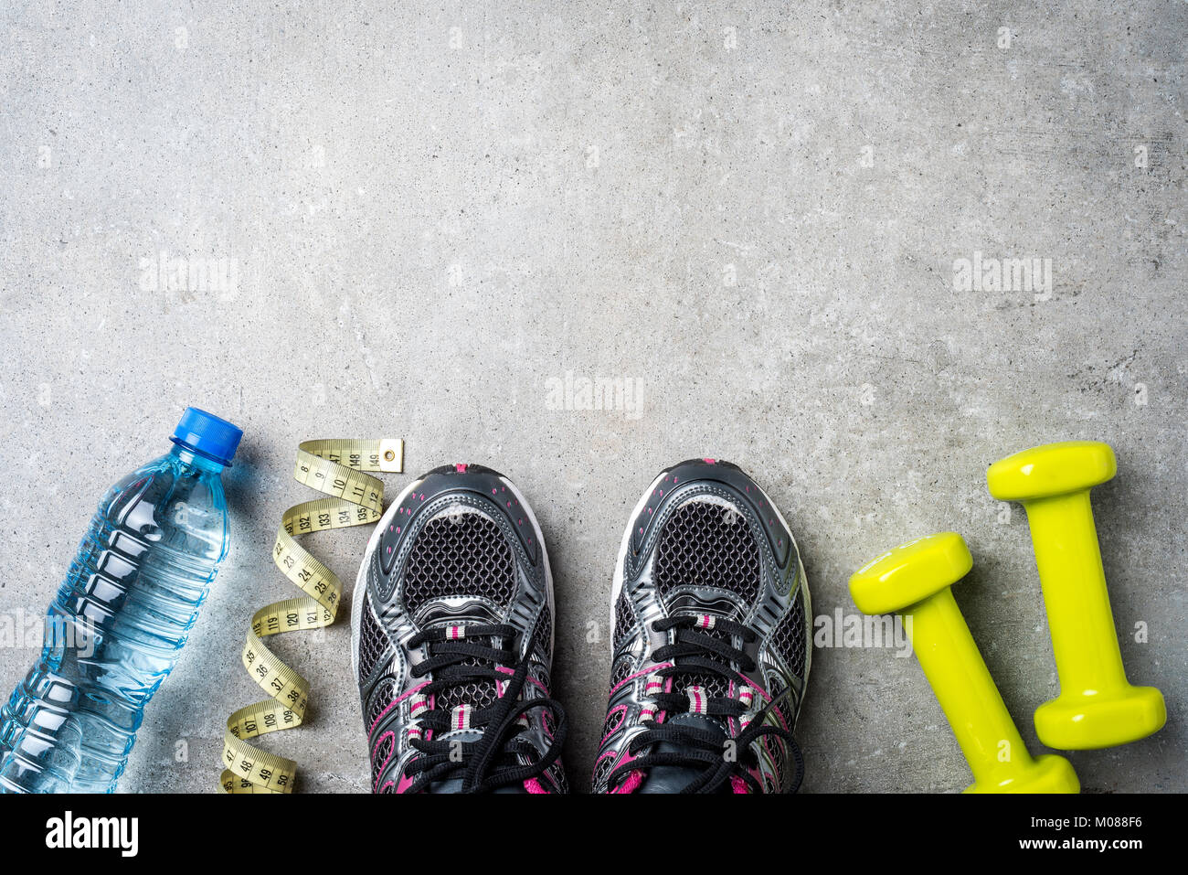 Accessori per lo sport su pietra grigia sullo sfondo Foto Stock