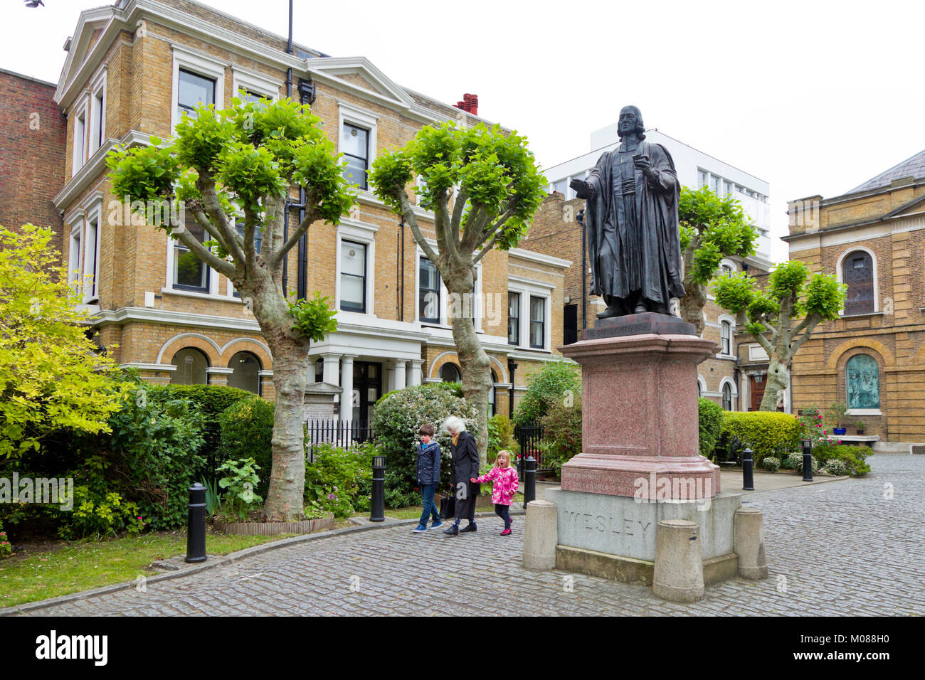 John Wesley la statua nella motivazione di Wesley's Cappella in City Road, London, Regno Unito Foto Stock