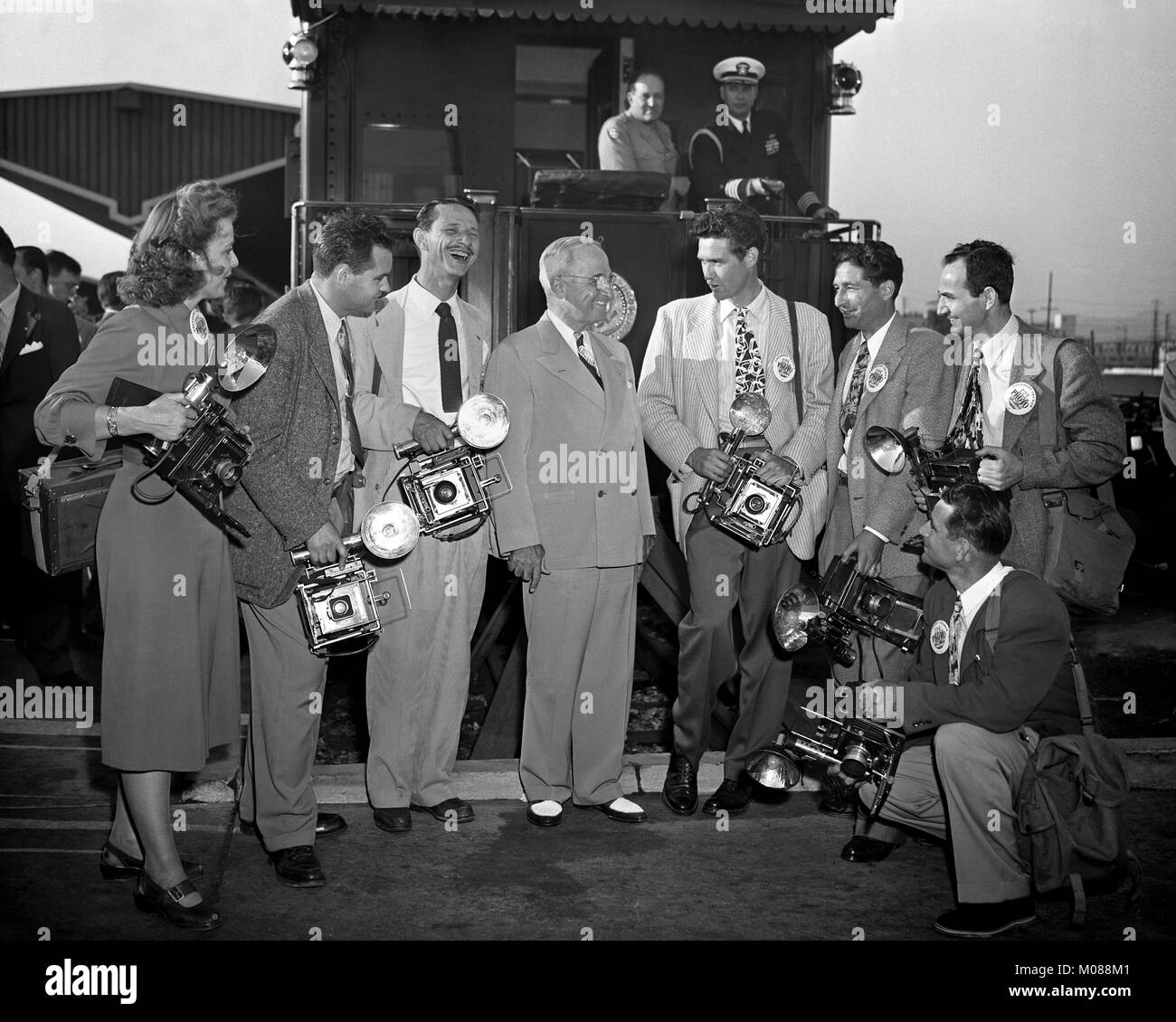 L ex Presidente Harry Truman da un treno con 7 fotografi, Photo Press Club, Los Angles, Novembre 30, 1960. Foto Stock