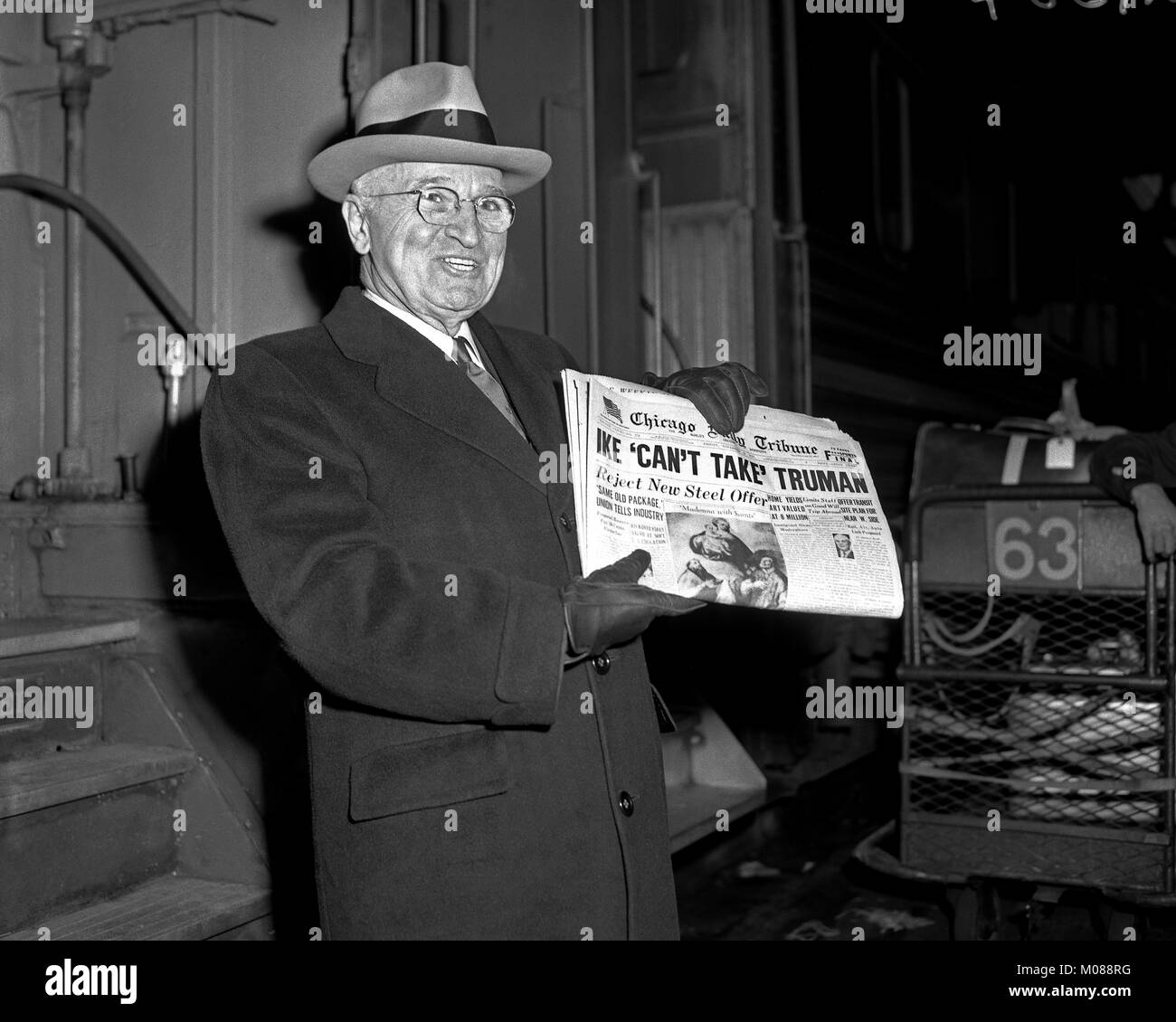 L ex Presidente Harry Truman da un treno in possesso di una copia del quotidiano Chicago Tribune con il titolo 'IKE non riesce a prendere Truman" venerdì 20 novembre 1959. Foto Stock